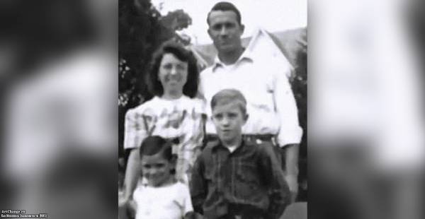 Чак Норрис в детстве с отцом, матерью и братом