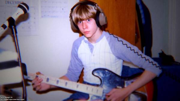 Курт Кобейн в юности с гитарой