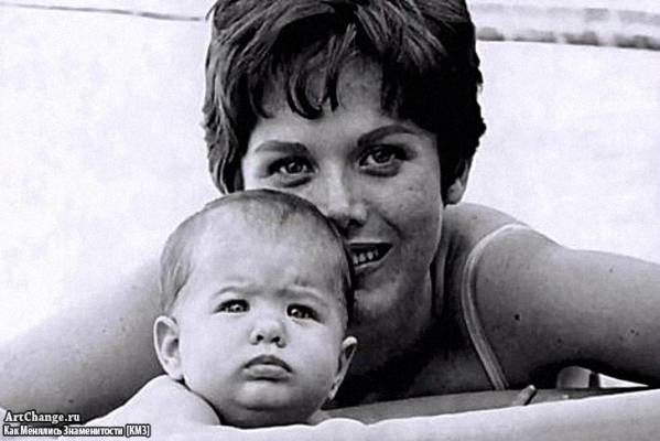 Дженнифер Энистон в младенчестве с матерью Нэнси