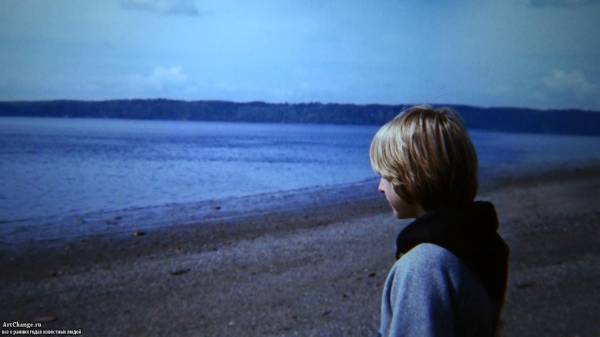 Курт Кобейн в детстве грустит на берегу