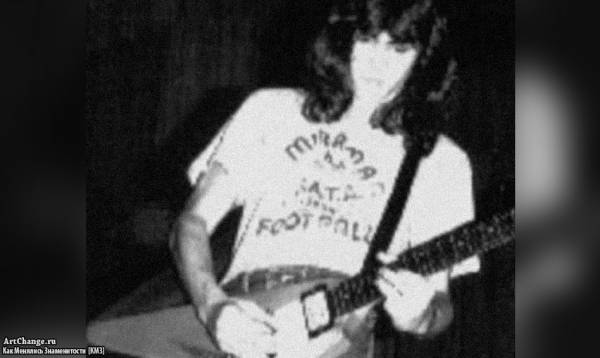Джонни Депп в юности с гитарой