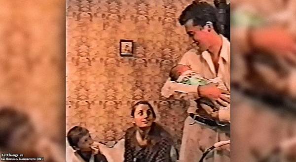 Эдвард Атева на руках у отца с родителями (1996 год)