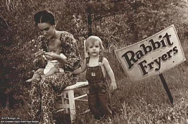 Джаред и Шеннон Лето в раннем детстве с матерью Констанс