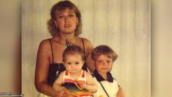 Мария Кожевникова в детстве с братом и мамой Маргаритой