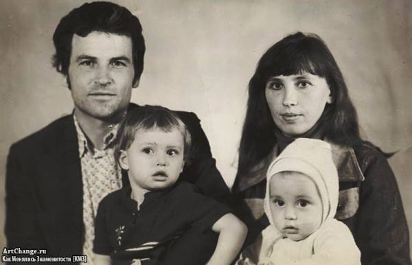 Дима Билан в детстве с родителями и старшей сестрой Еленой