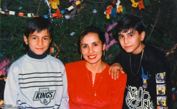 Натан Миров в детстве с мамой и братом