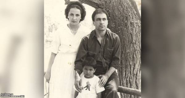 Натан Миров в детстве с родителями