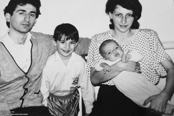Леван Горозия, L'One в детстве с братом Мераби, отцом и матерью