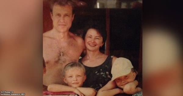 Малолетний Егор Крид Булаткин с отцом, мамой и сестрой Полиной