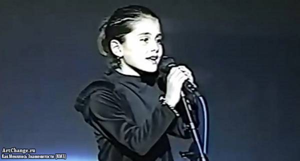 Ариана Гранде в детстве на сцене (8 лет)
