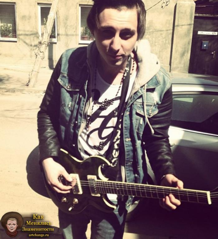 Кирилл Мойтон до известности играет на гитаре на улице