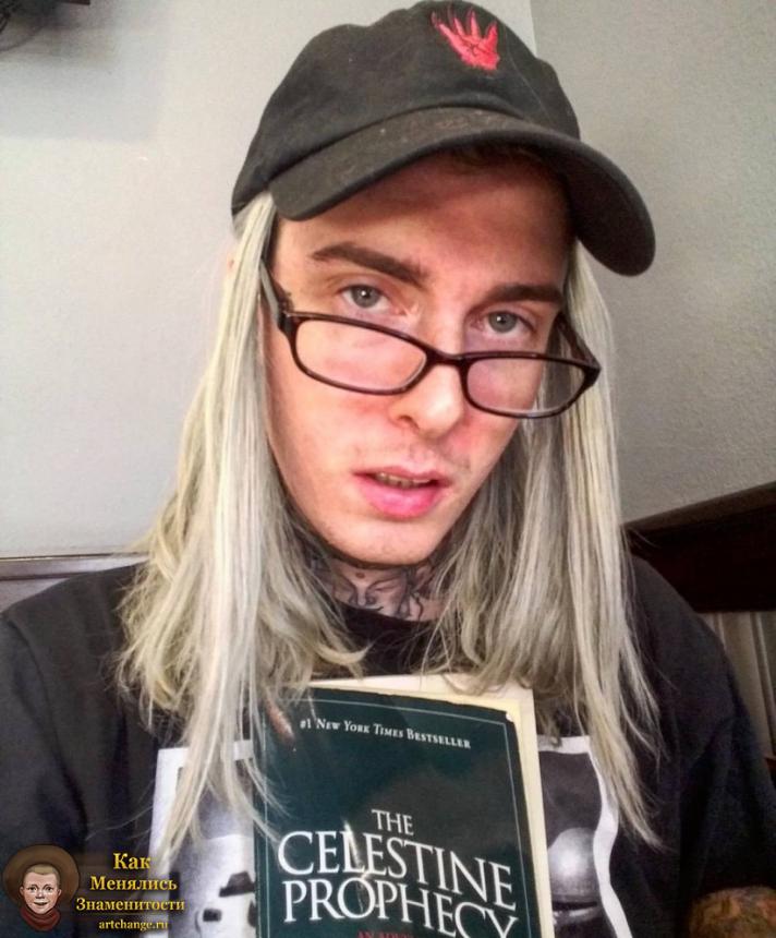 Ghostemane (Гостмейн) в очках во время чтения