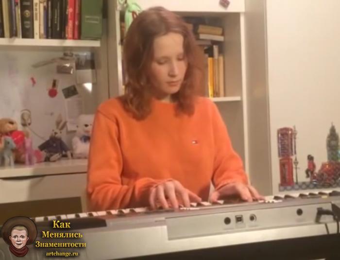 Лиза Монеточка за синтезатором поет свои песни на ютубе