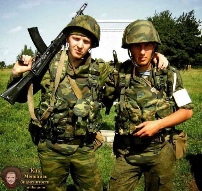 The Chemodan (Чемодан) во время службы в армии с автоматом