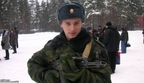 Андрей Нифедов в армии с автоматом