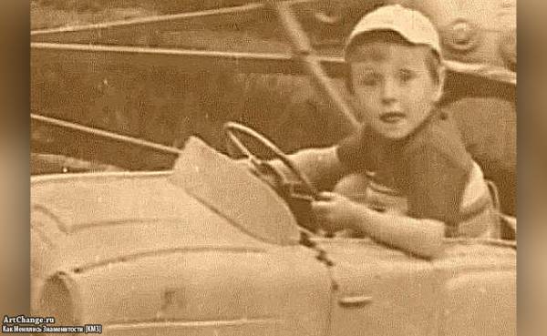 Сергей Безруков в детстве на машинке
