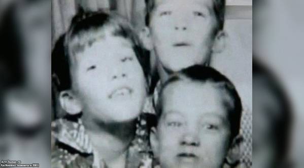 Том Хэнкс в детстве с сестрой и братом