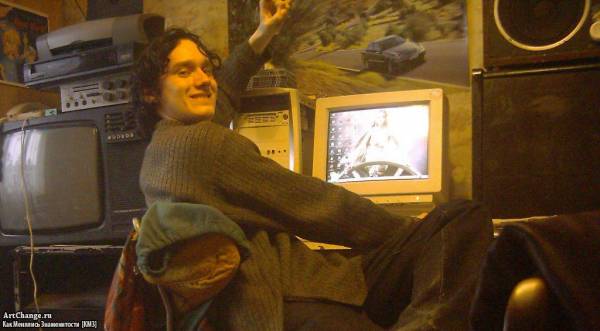 Молодой Андрей Нифедов с компьютером