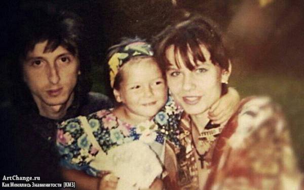 Нюша Шурочкина в детстве с родителями - отцом Владимиром и мамой Ирой