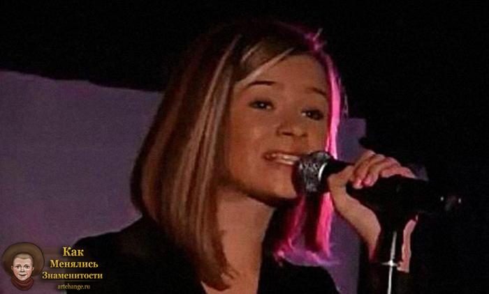 Дана Соколова в детстве, юности выступает в клубе (2010) с волосами