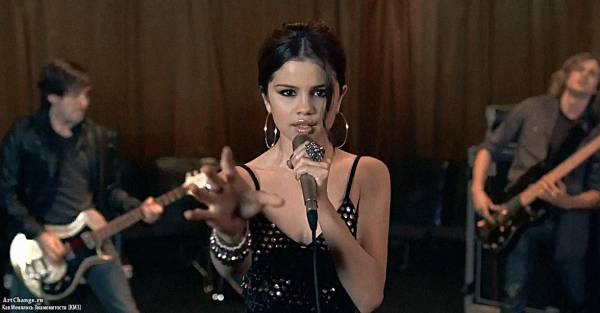 Selena Gomez & The Scene - Round & Round (2010)