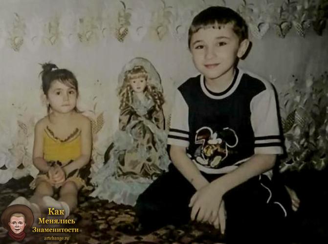 Юный Эльдар Джарахов с младшей сестрой Эсмирой