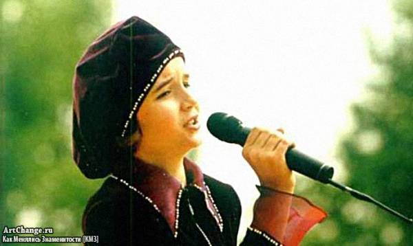 Полина Гагарина в детстве поет с микрофоном