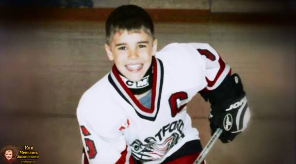 Джастин Бибер в детстве с клюшкой на хоккейном поле