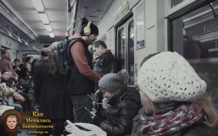 Noize MC (Нойз МС) в клипе, кадры из метро, в наушниках