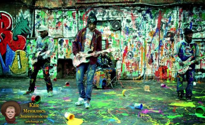 Noize MC (Нойз МС) играет на гитаре в клипе