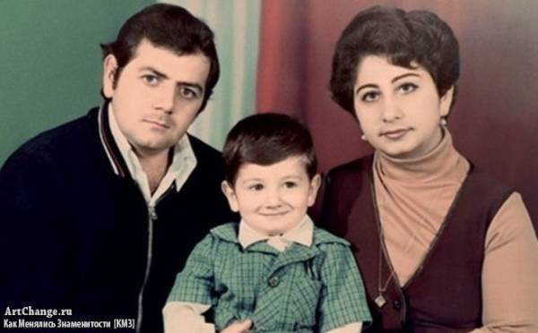 Михаил Галустян в детстве с родителями-отцом Сергеем и мамой Сусанной