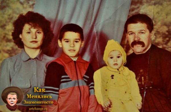 Ирина Смелая с братом, мамой и отцом в детстве