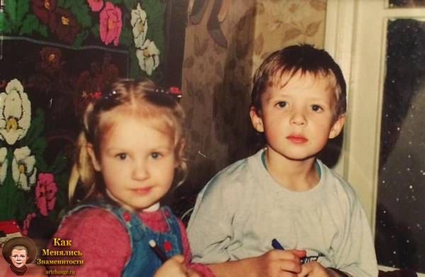 Андрей Мартыненко в детстве с сестрой