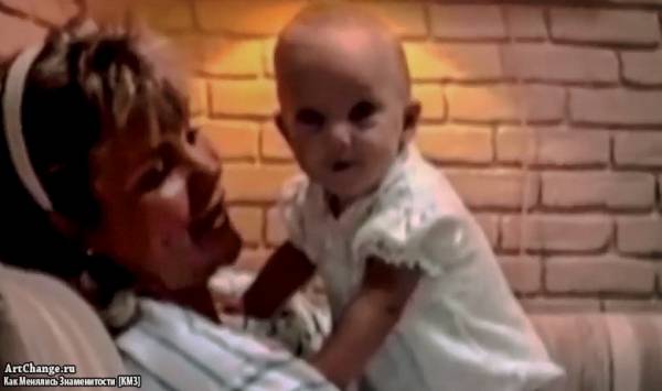 Тейлор Свифт в младенчестве с мамой