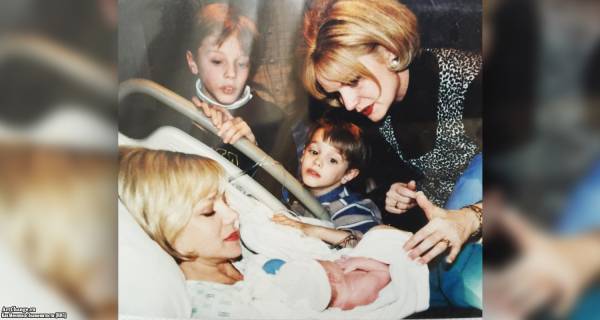 Хлоя Грейс Морец в младенчестве с мамой и братьями