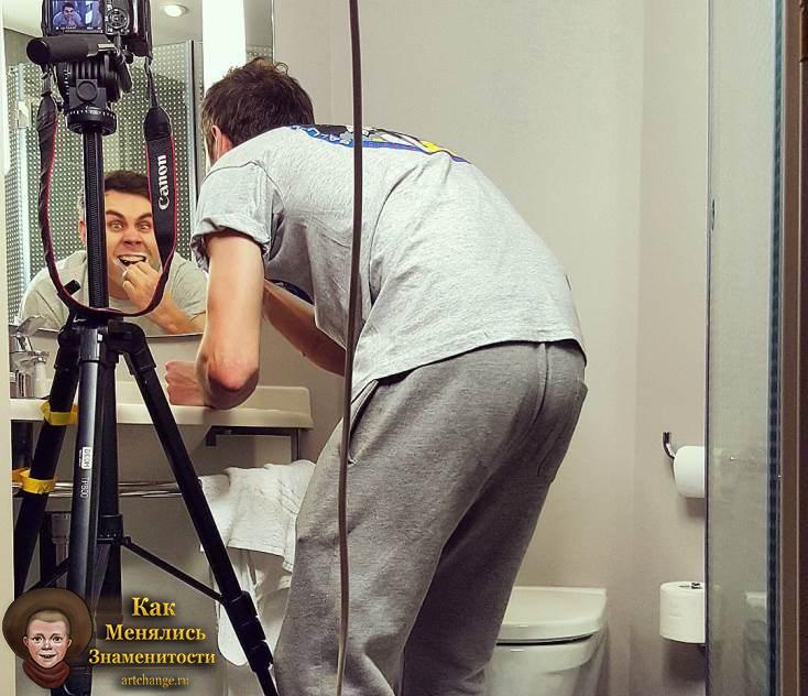 Ян Топлес в ванной чистит зубы, сьемки ролика
