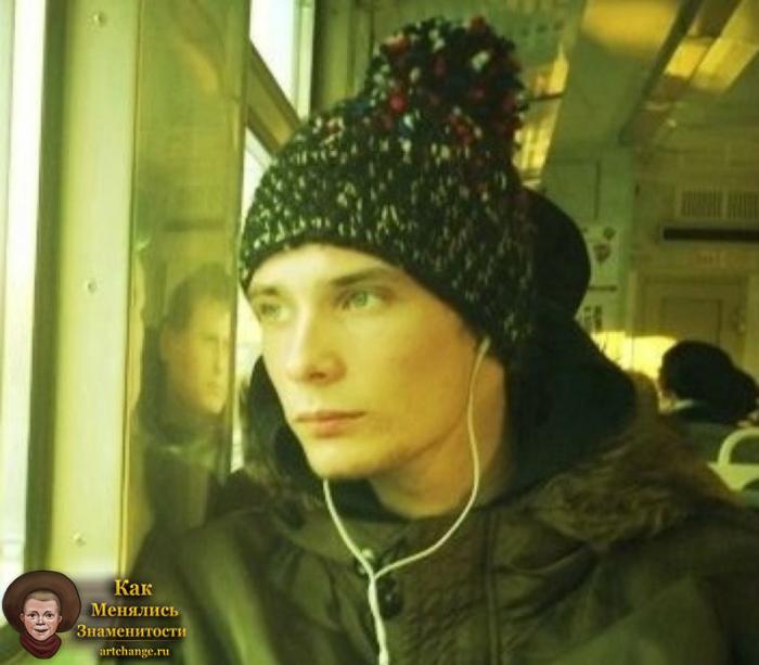Антон из Франции в молодые годы едет в поезде слушая музыку в шапке