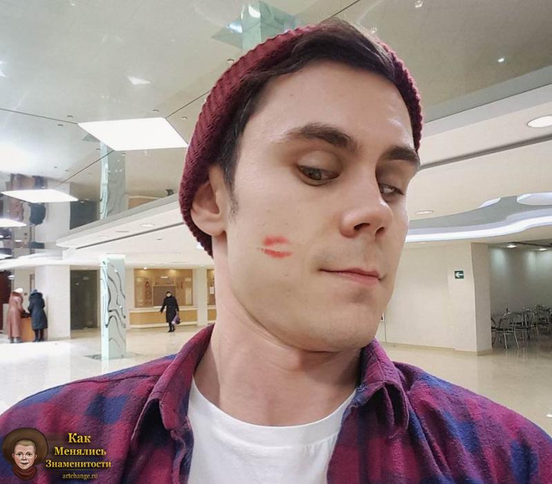 Поцелуй у Яна Топлеса, любовь видеоблогера