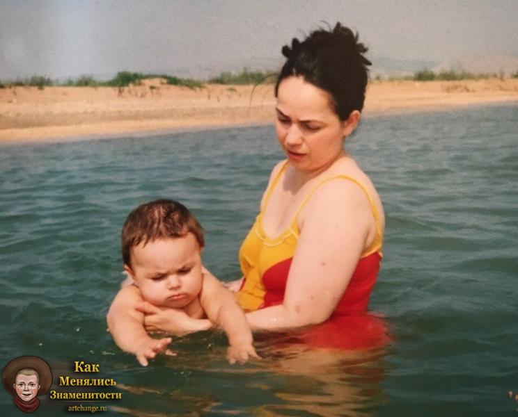 Младенец Lizer (Лизер) в раннем детстве с мамой купается на речке