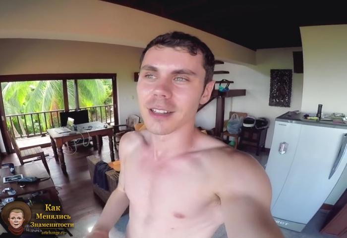 Ян Топлес в видеоблоге Я Не Каспар без верхней одежды (голый)