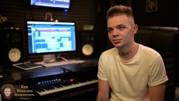 Allj (Элджей) на студии звукозаписи дает интервью