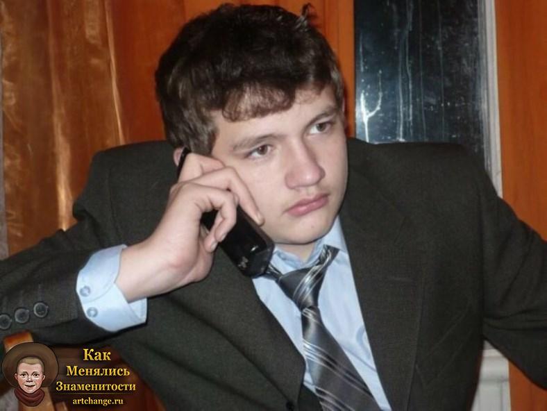 Никита Кузьма Гридин в детстве, молодости, в костюме с телефоном