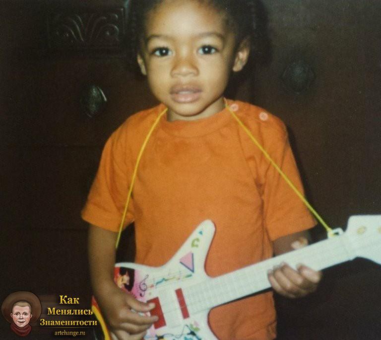Scarlxrd (Скарлорд) в детские, ребяческие годы с игрушечной гитарой