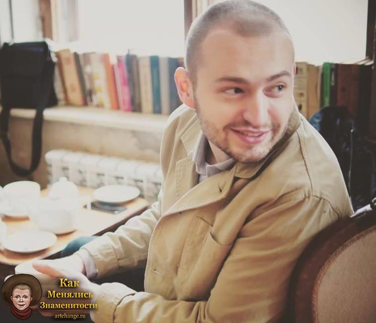 Андрей Замай за столиком в кафе