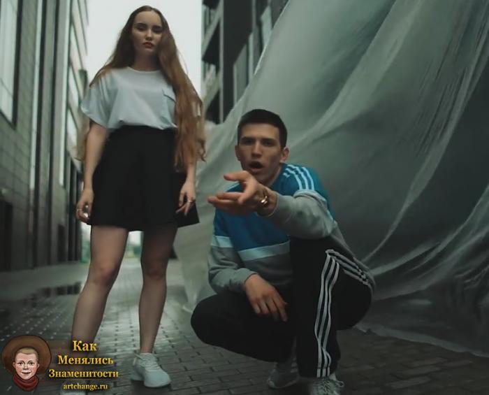 Obrazkobra (Образкобра) с девушкой в клипе адидас, сидя на кортах