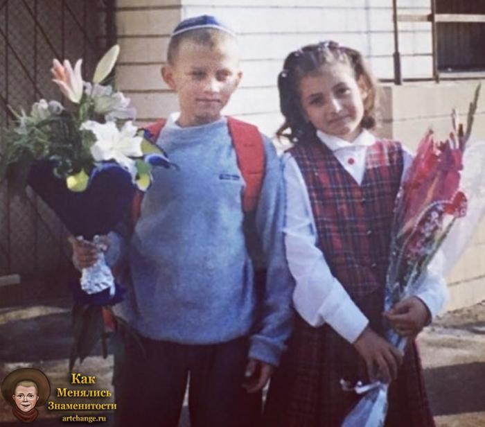 Kyivstoner (Киевстонер) с девочкой в детстве идут в школу с цветами
