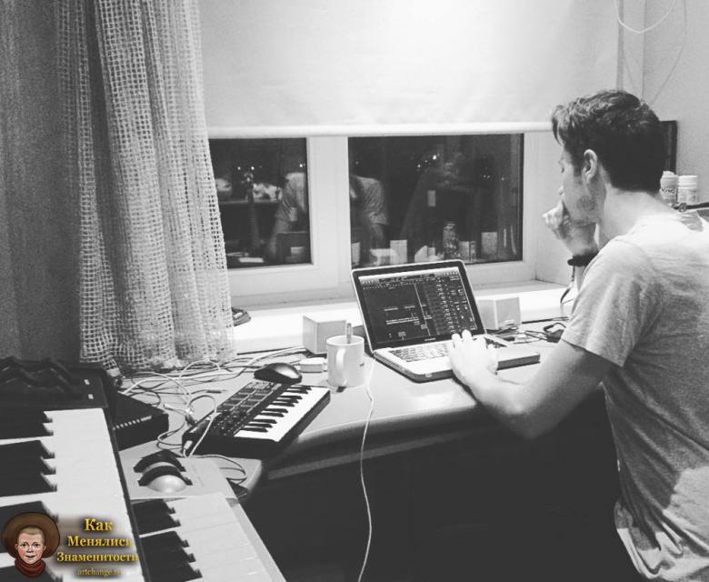 Эрнесто Заткнитесь на студии перед ноутбуком за работой над музыкой