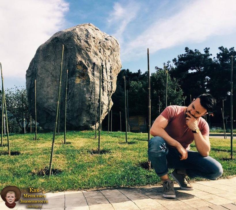 Задумчивый Эрнесто Заткнитесь на фоне большого камня