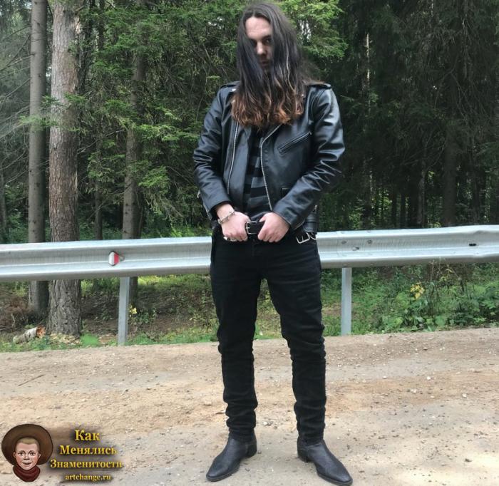 White Punk (Уайт Панк) в кожаной куртке на фоне леса