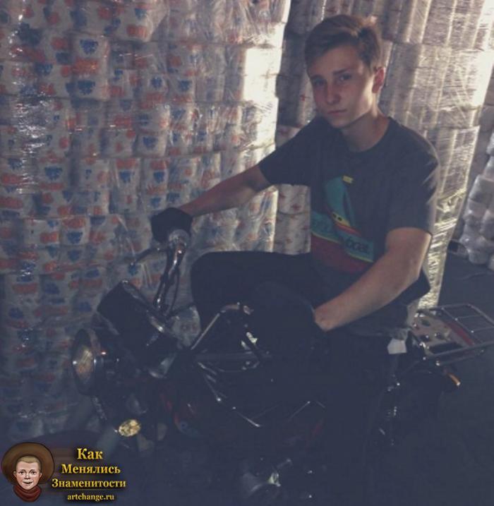 Егор Натс на мотоцикле в школьные годы